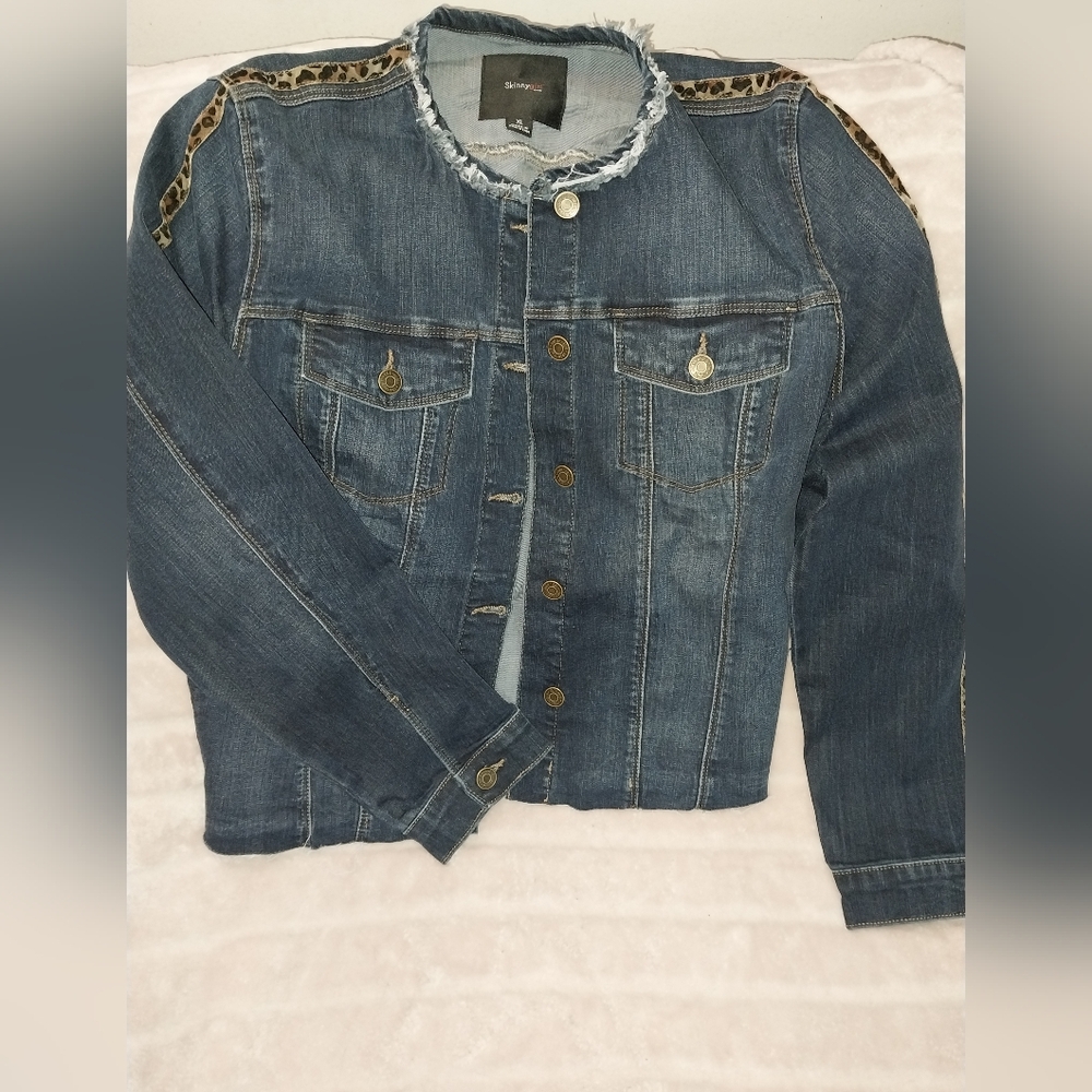 Stylish Denim Jacket with Leopard Trim